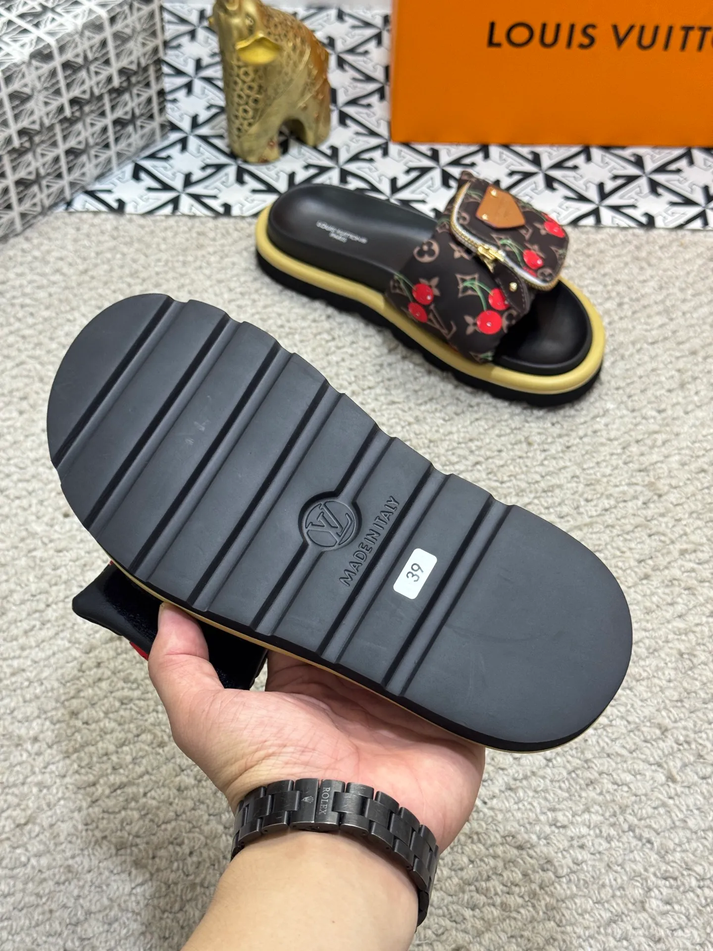 Men's shoes 💰400 [New style] 🦇🦇Top original order [Louis Vuitton] Couple style 👫Spring and summer style🎯🎯As an active family in the fashion industry ⭐ Lv is characterized by bold innovation ⚡Fabric down cloth🔥 Combined outsole, clean and tidy ⚡Fashionable and generous🌹Multiple colors available..Size: 36-44 (45 customized